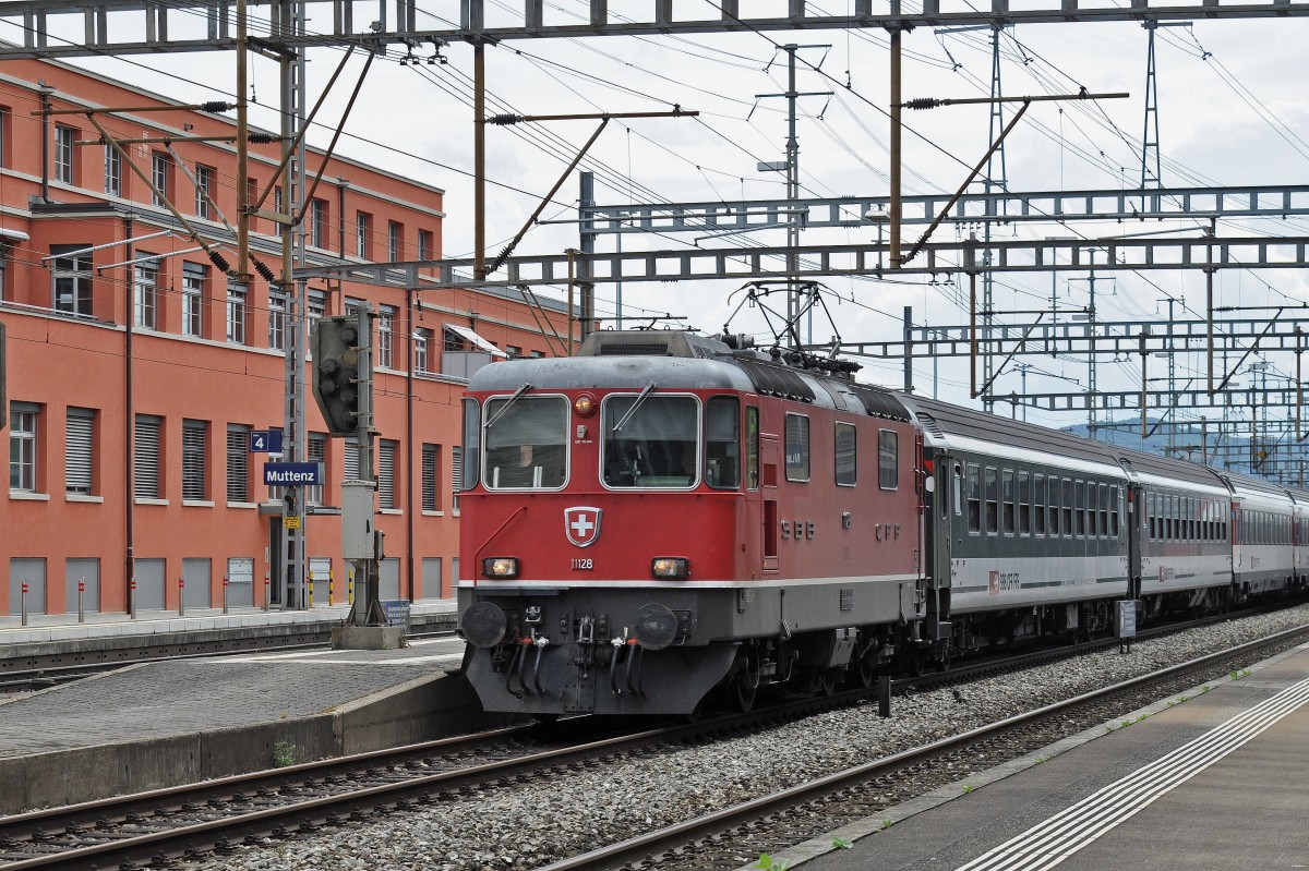 Re 4/4 II 11128 durchfährt den Bahnhof Muttenz. Die Aufnahme stammt vom 22.06.2015.