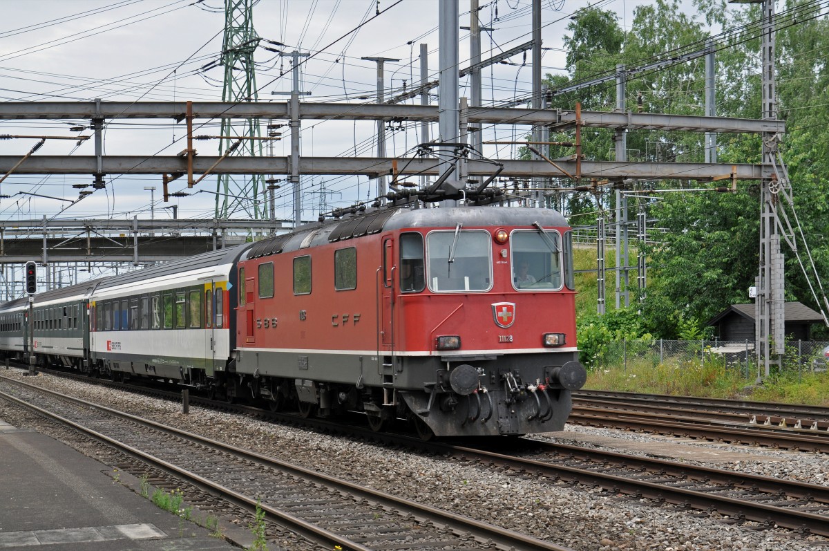 Re 4/4 II 11128 durchfährt den Bahnhof Muttenz. Die Aufnahme stammt vom 22.06.2015.