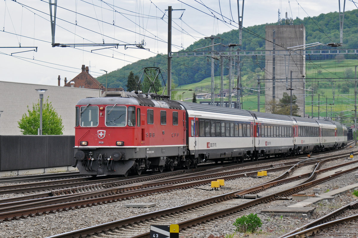 Re 4/4 II 11128 durchfährt den Bahnhof Sissach. Die Aufnahme stammt vom 09.05.2016.