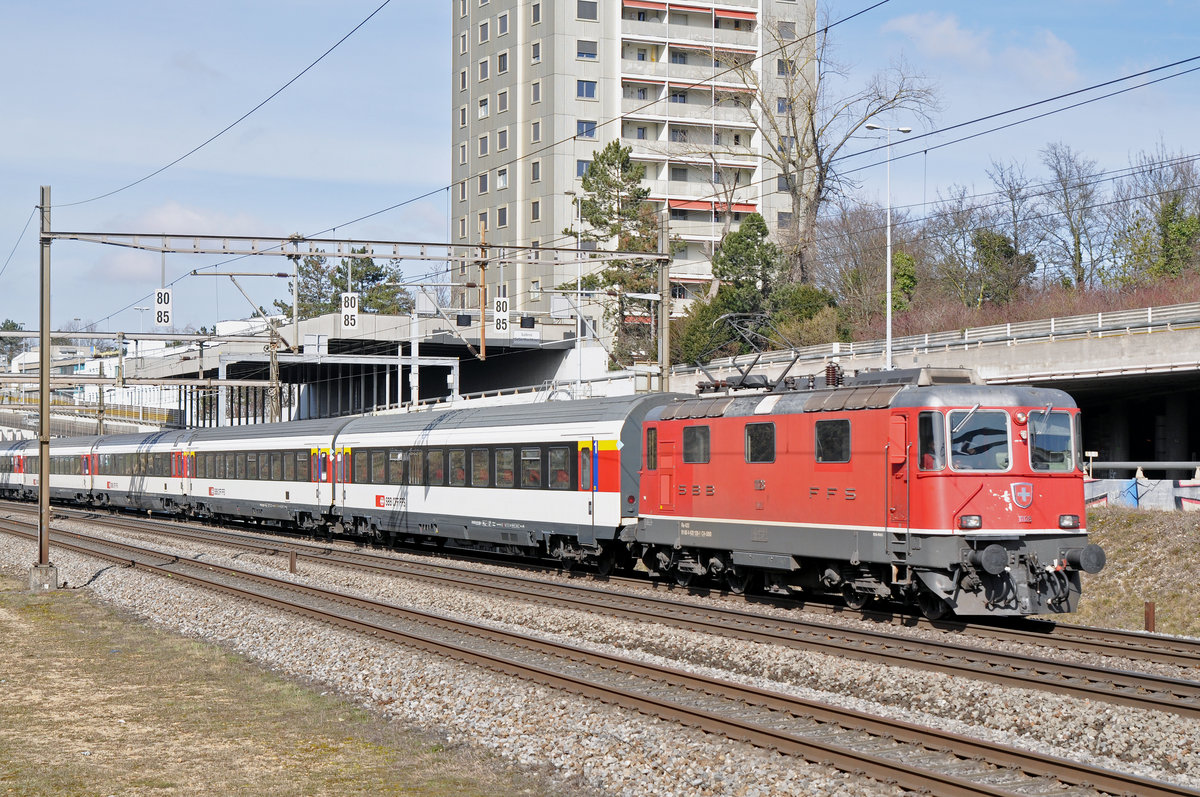 Re 4/4 II 11128 fährt Richtung Bahnhof Muttenz. Die Aufnahme stammt vom 05.03.2018.