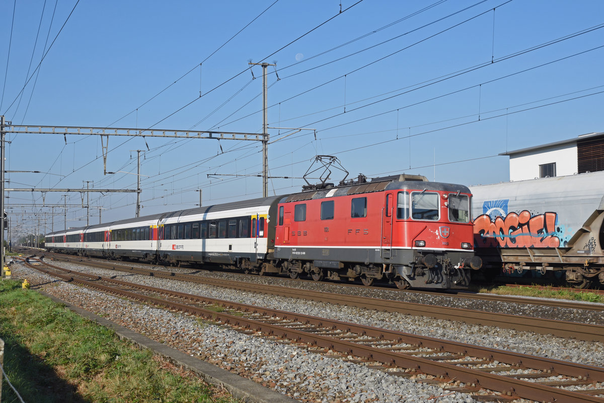 Re 4/4 II 11128 fährt beim Bahnhof Rheinfelden ein. Die Aufnahme stammt vom 28.09.2018.