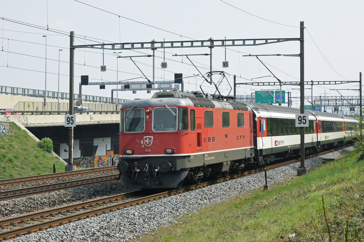 Re 4/4 II 11128 fährt Richtung Bahnhof SBB. Die Aufnahme stammt vom 13.04.2019.