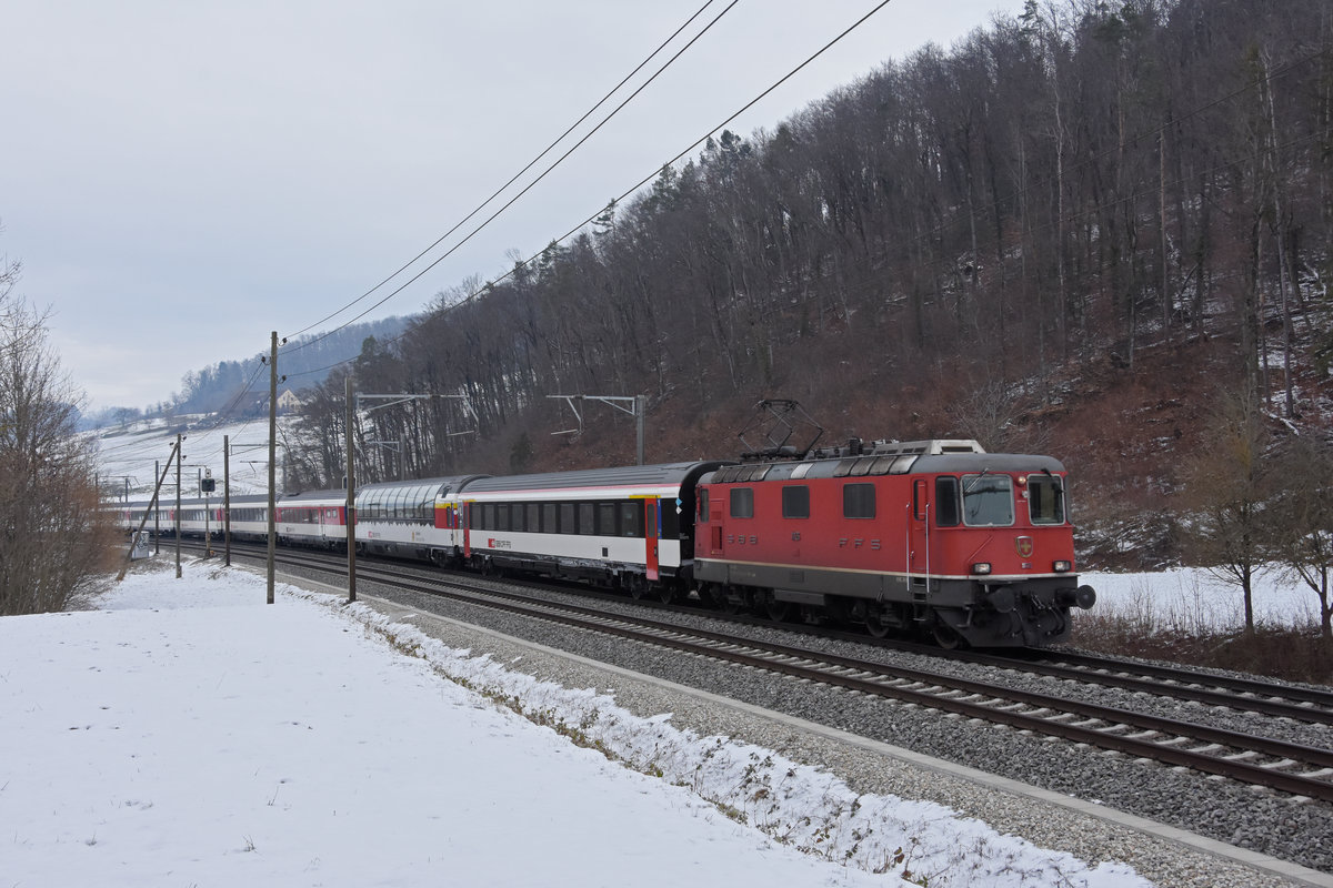 Re 4/4 II 11128 fährt Richtung Bahnhof Tecknau. Die Aufnahme stammt vom 15.02.2021.