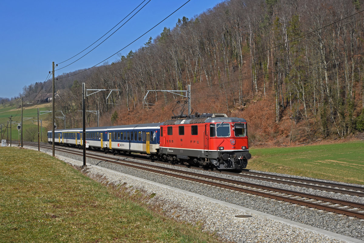 Re 4/4 II 11128 fährt Richtung Bahnhof Tecknau. Die Aufnahme stammt vom 01.03.2021.