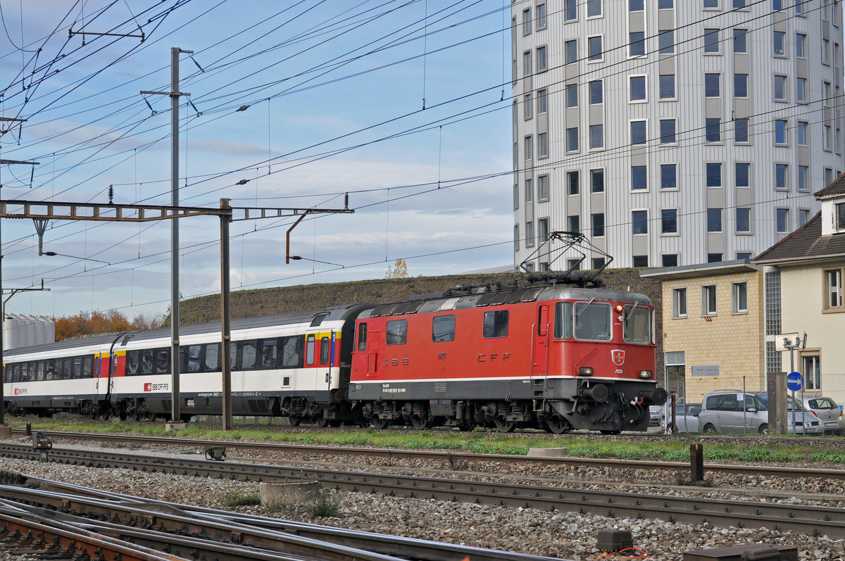 Re 4/4 II 11129 durchfährt den Bahnhof Pratteln. Die Aufnahme stammt vom 21.11.2017.