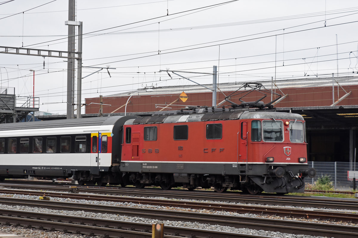 Re 4/4 II 11129 durchfährt den Bahnhof Pratteln. Die Aufnahme stammt vom 26.10.2018.