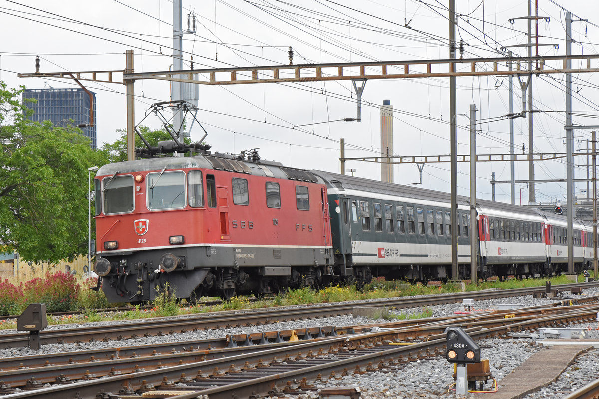Re 4/4 II 11129 durchfährt den Bahnhof Pratteln. Die Aufnahme stammt vom 11.06.2019.