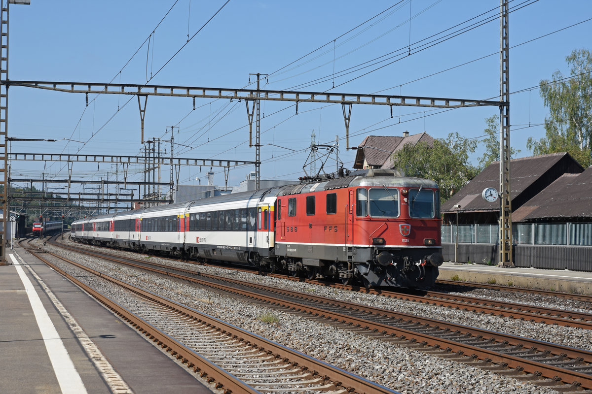 Re 4/4 II 11129 durchfährt den Bahnhof Rupperswil. Die Aufnahme stammt vom 03.09.2019.