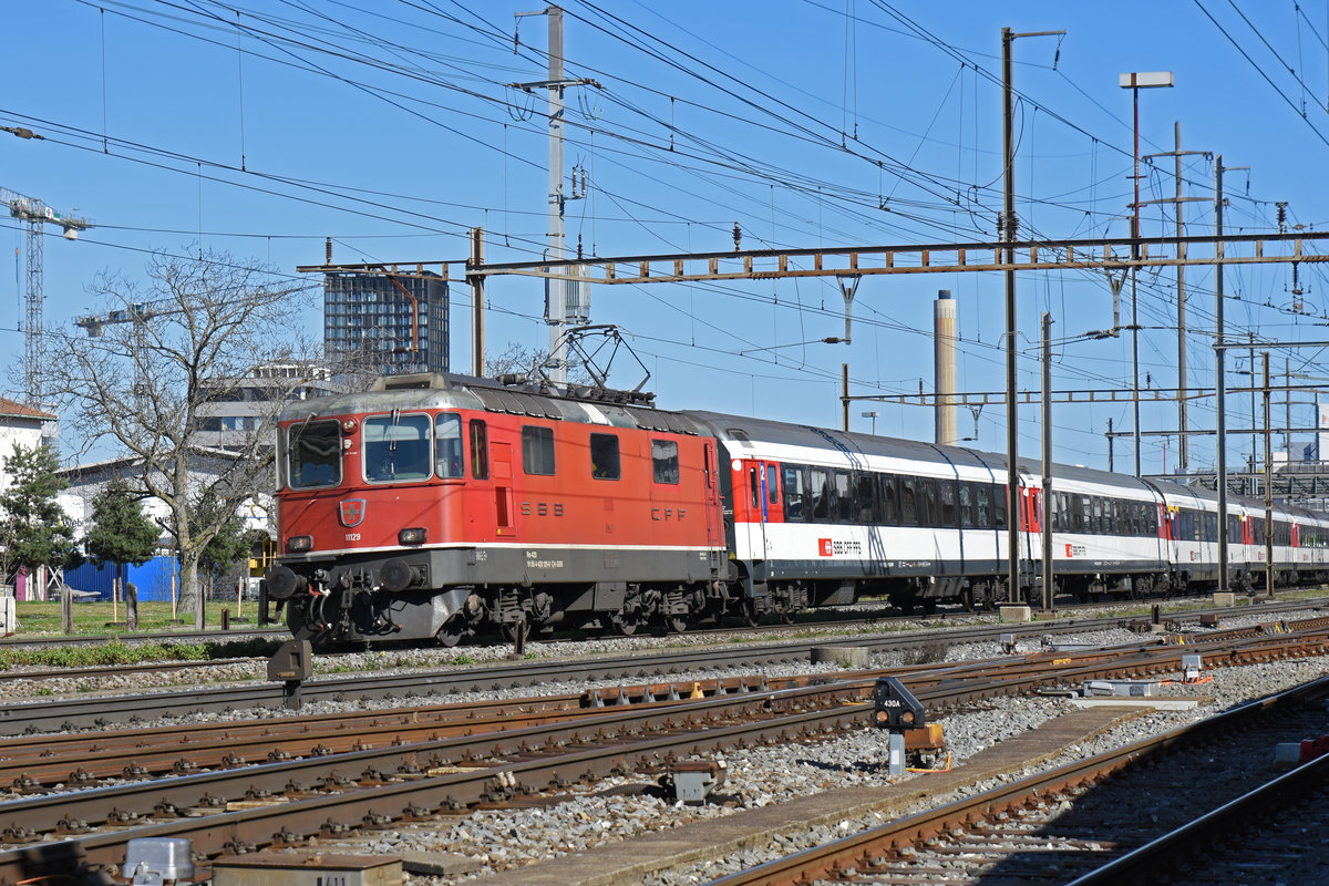 Re 4/4 II 11129 durchfährt den Bahnhof Pratteln. Die Aufnahme stammt vom 13.03.2020.