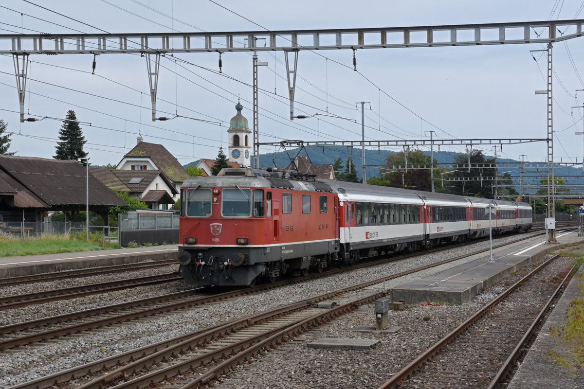 Re 4/4 II 11129 durchfährt den Bahnhof Rupperswil. Die Aufnahme stammt vom 25.08.2020.