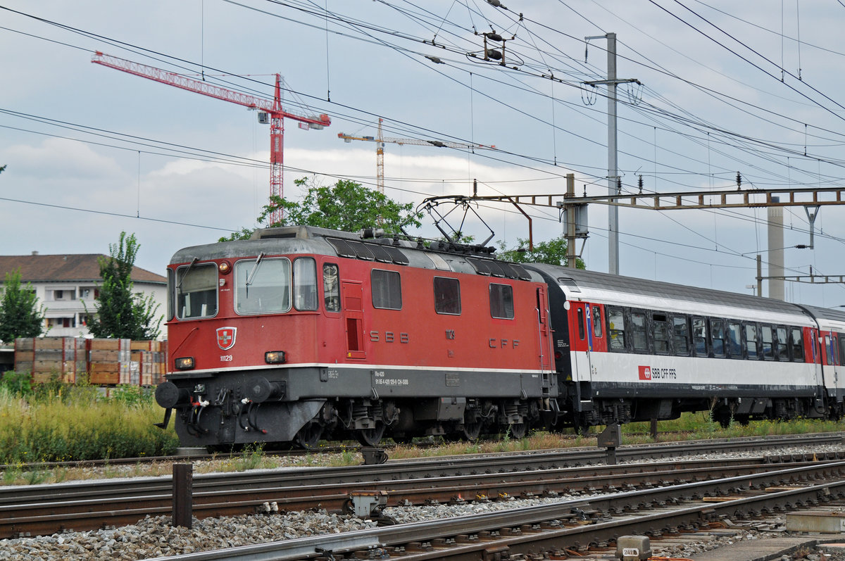 Re 4/4 II 11129 durchfährt den Bahnhof Pratteln. Die Aufnahme stammt vom 11.07.2016.