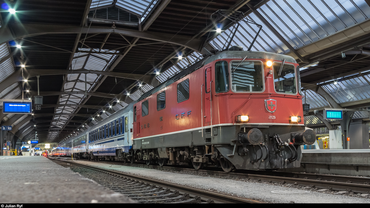 Re 4/4 II 11129 der ersten Serie steht am Abend des 23. August 2016 mit dem EN nach Graz/Zagreb in Zürich HB zur Abfahrt bereit.