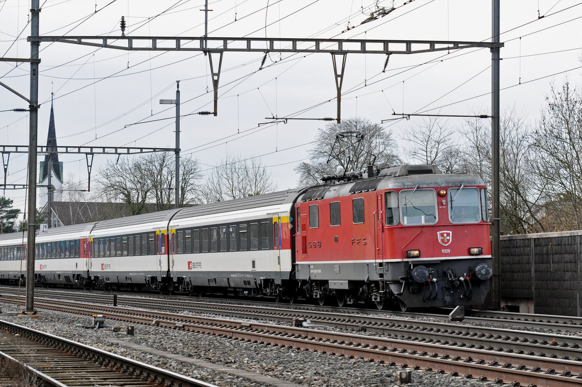 Re 4/4 II 11129 fährt Richtung Rheinfelden. Die Aufnahme stammt vom 03.03.2017.