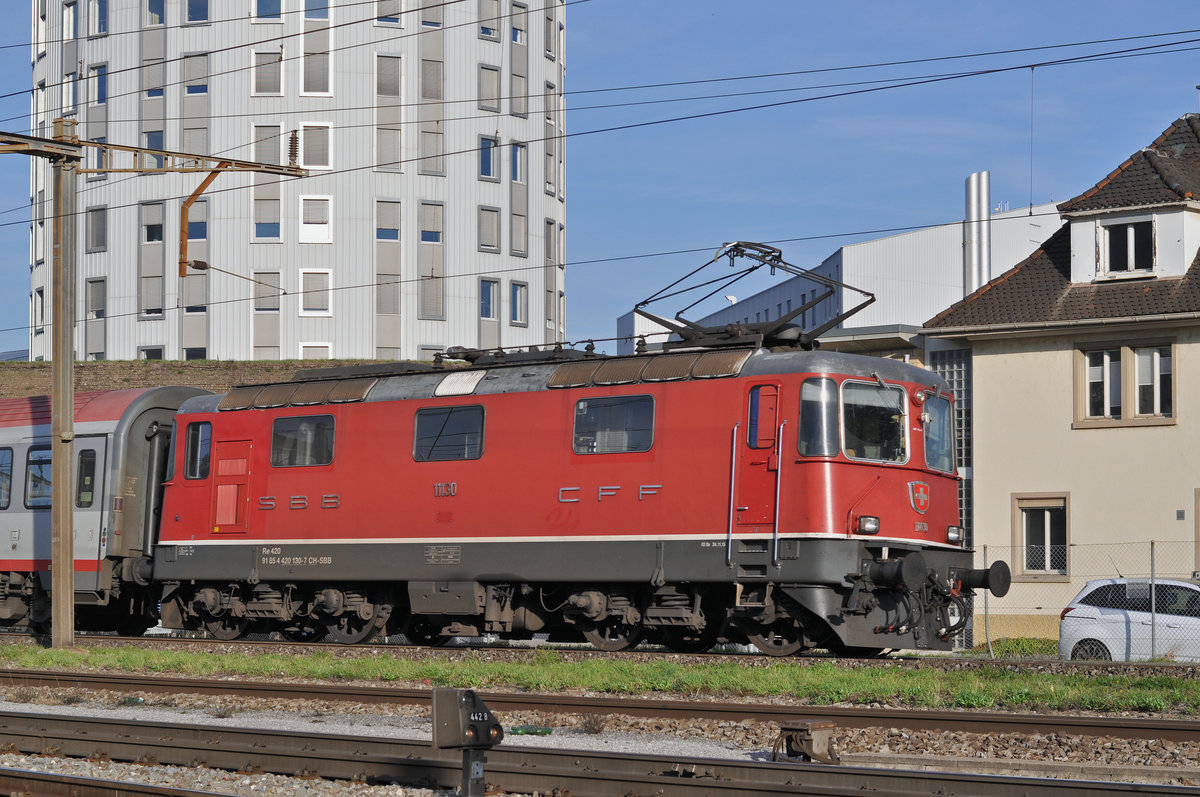 Re 4/4 II 11130 durchfährt den Bahnhof Pratteln. Die Aufnahme stammt vom 17.10.2017.