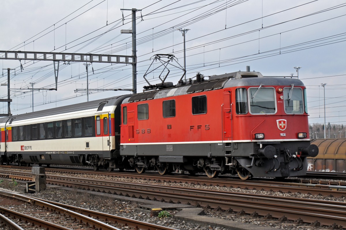 Re 4/4 II 11130 durchfährt den Bahnhof Muttenz. Die Aufnahme stammt vom 18.02.2016.
