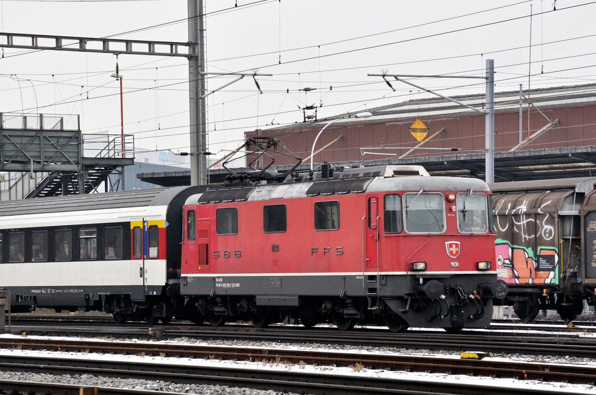 Re 4/4 II 11130 durchfährt den Bahnhof Pratteln. Die Aufnahme stammt vom 09.01.2017.
