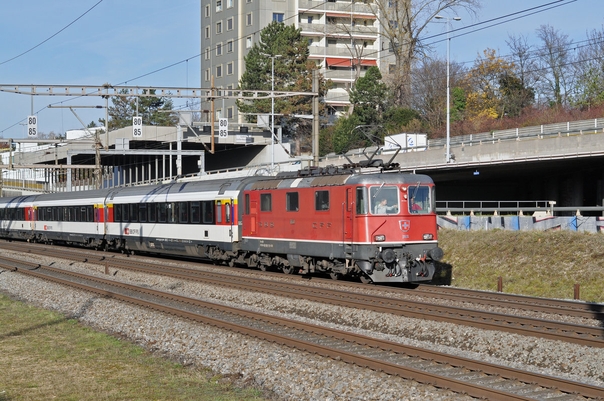Re 4/4 II 11130 fährt Richtung Bahnhof Muttenz Die Aufnahme stammt vom 22.11.2017.