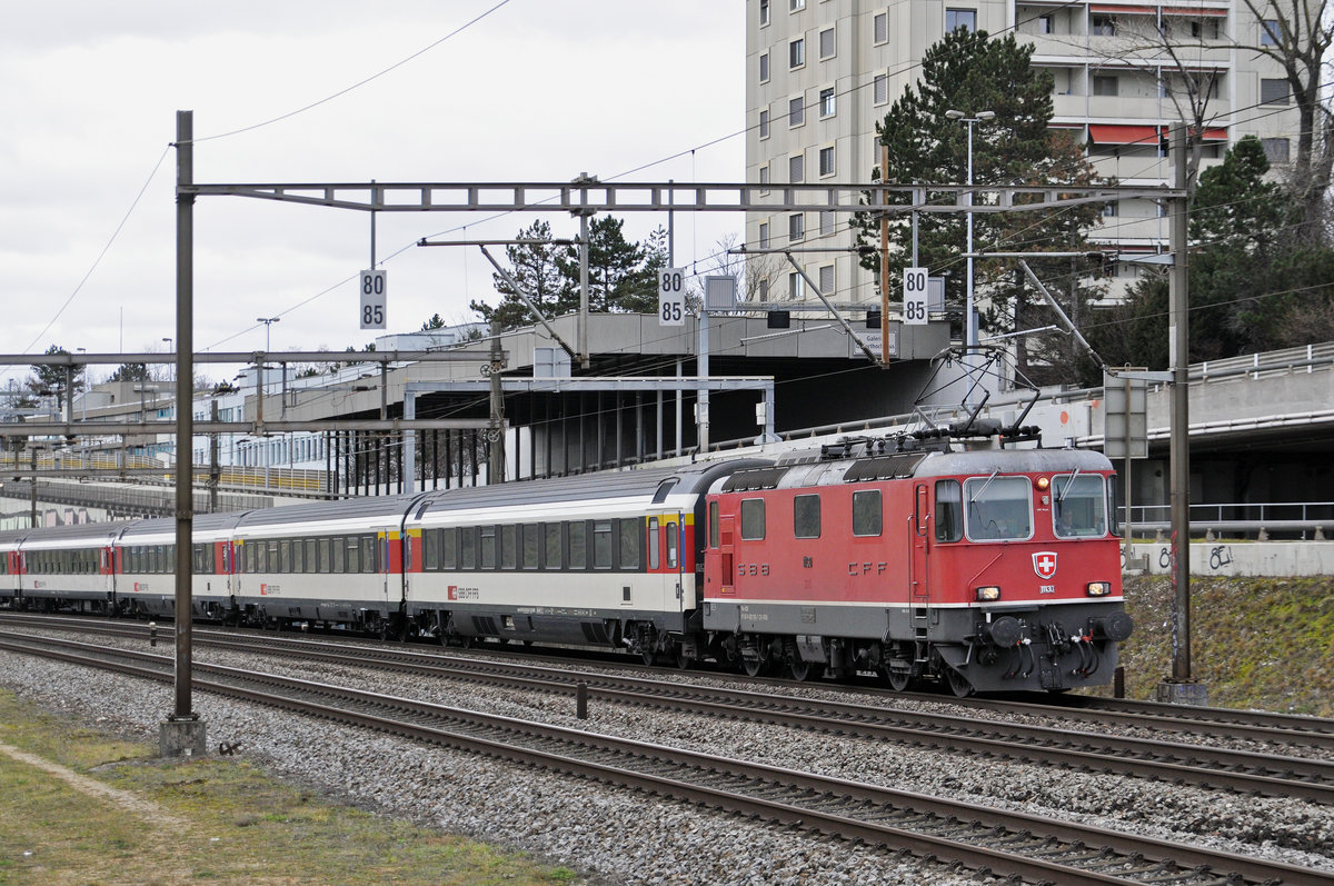 Re 4/4 II 11130, fährt Richtung Bahnhof Muttenz. Die Aufnahme stammt vom 28.12.2017.