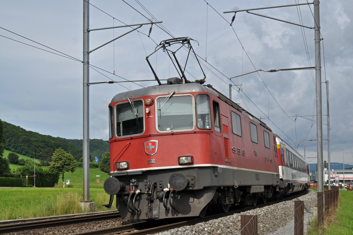 Re 4/4 II 11130 kurz vor dem Bahnhof Sissach. Die Aufnahme stammt vom 22.06.2015