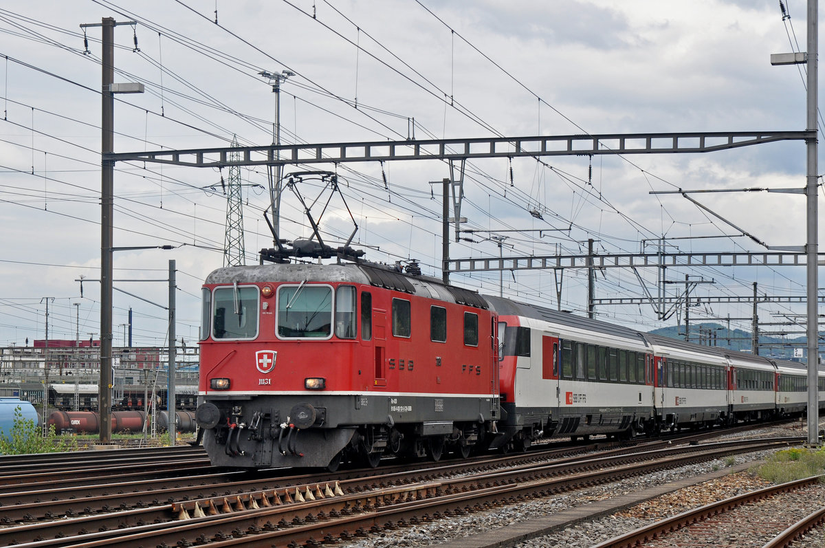 Re 4/4 II 11131 durchfährt den Bahnhof Muttenz. Die Aufnahme stammt vom 04.09.2017.
