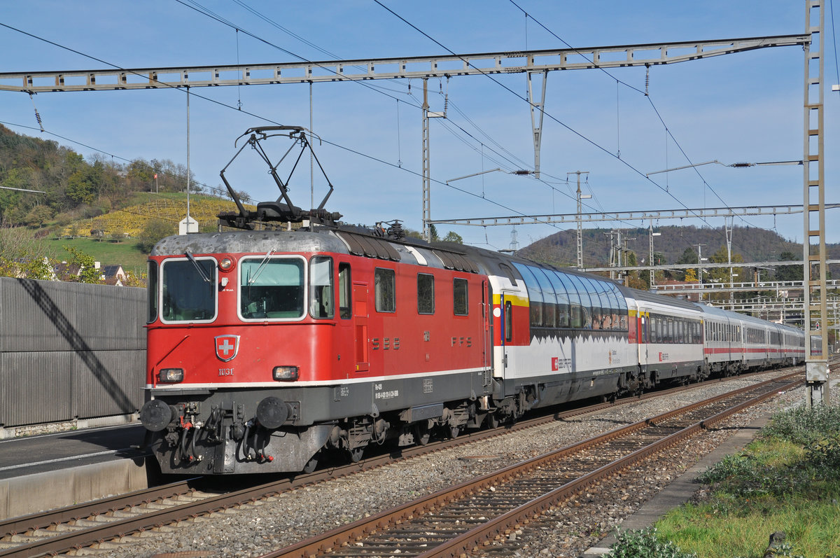 Re 4/4 II 11131 durchfährt den Bahnhof Gelterkinden. Die Aufnahme stammt vom 24.10.2017.