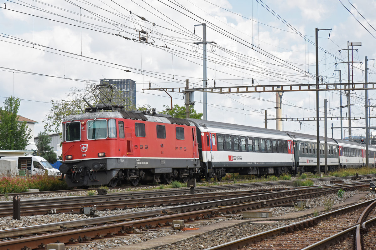 Re 4/4 II 11131 durchfährt den Bahnhof Pratteln. Die Aufnahme stammt vom 04.09.2018.