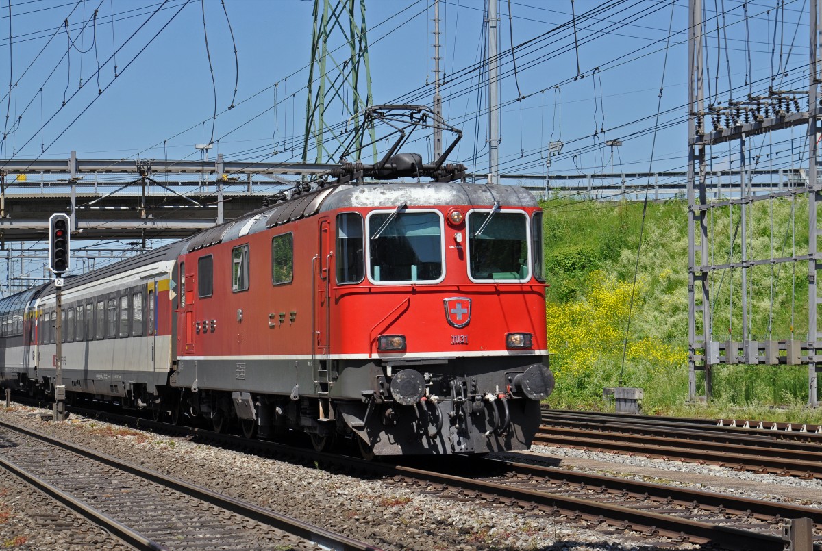 Re 4/4 II 11131 durchfährt den Bahnhof Muttenz. Die Aufnahme stammt vom 18.05.2015.
