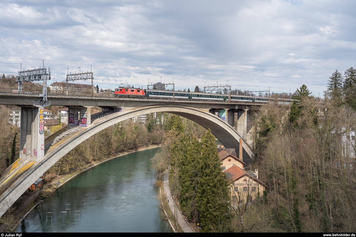 Re 4/4 II 11131 mit Leermaterialzug als Zufuhr für einen Fussballextrazug von Bern nach Basel am 17. März 2019 auf dem Lorraineviadukt in Bern.