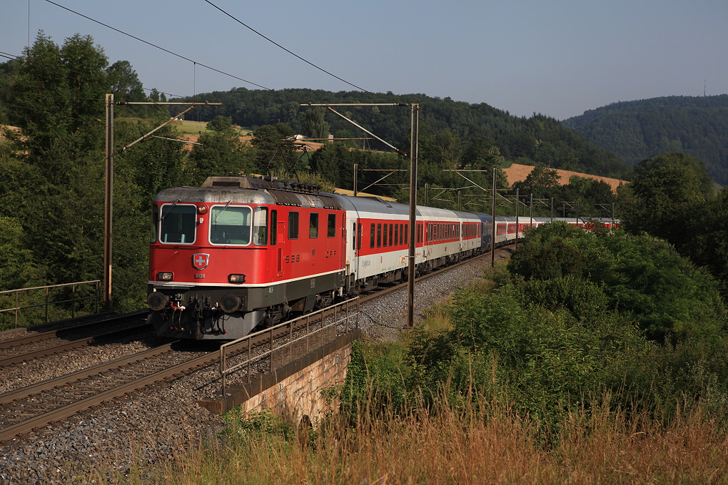 Re 4/4 II 11131 mit Nachtzug 458 zwischen Hornussen und Zeihen am Bözberg, 30.06.2012.