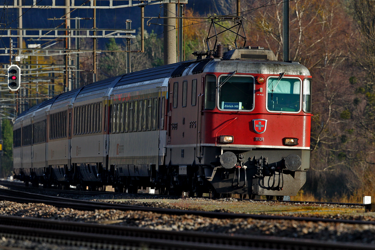 Re 4/4 II 11131 rollt mit einem Ic von Chur nach Zürich HB bei Weesen vorüber.Bild vom 7.11.2014
