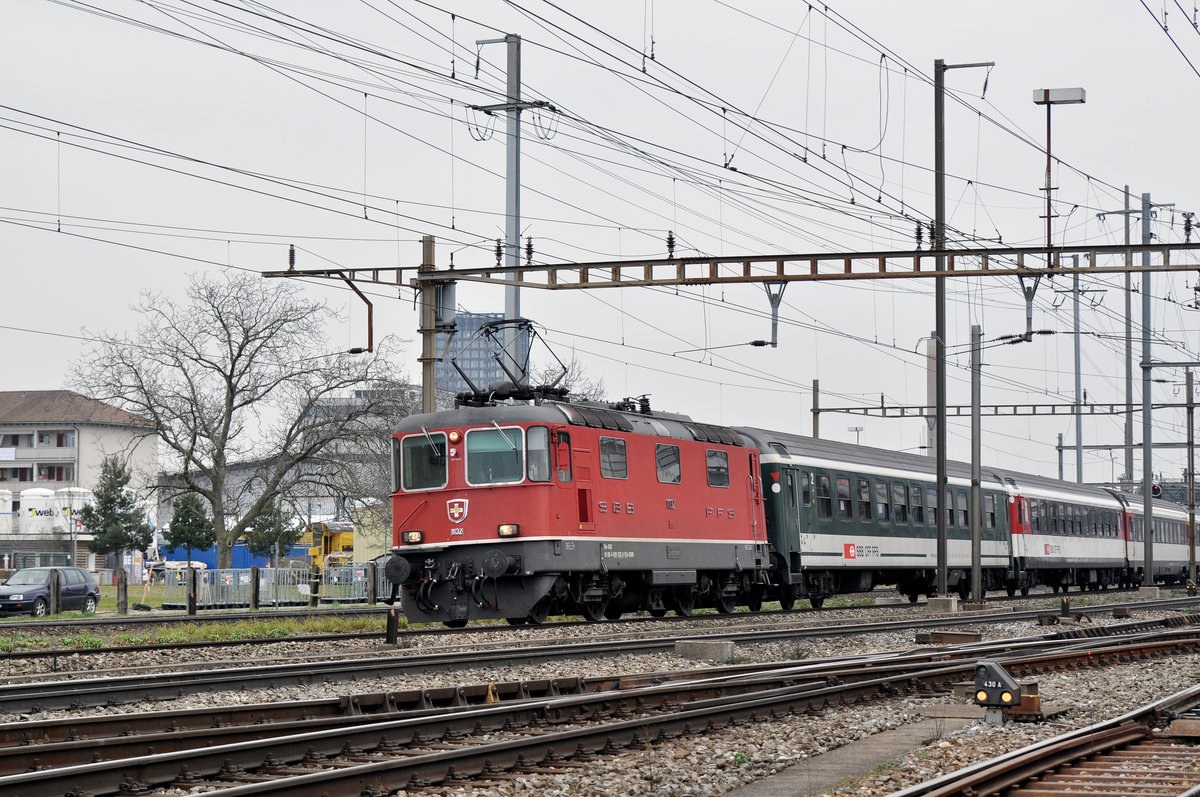 Re 4/4 II 11132 durchfährt den Bahnhof Pratteln. Die Aufnahme stammt vom 09.02.2018.