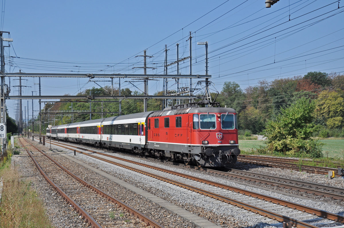 Re 4/4 II 11132 durchfährt den Bahnhof Möhlin. Die Aufnahme stammt vom 20.08.2018.