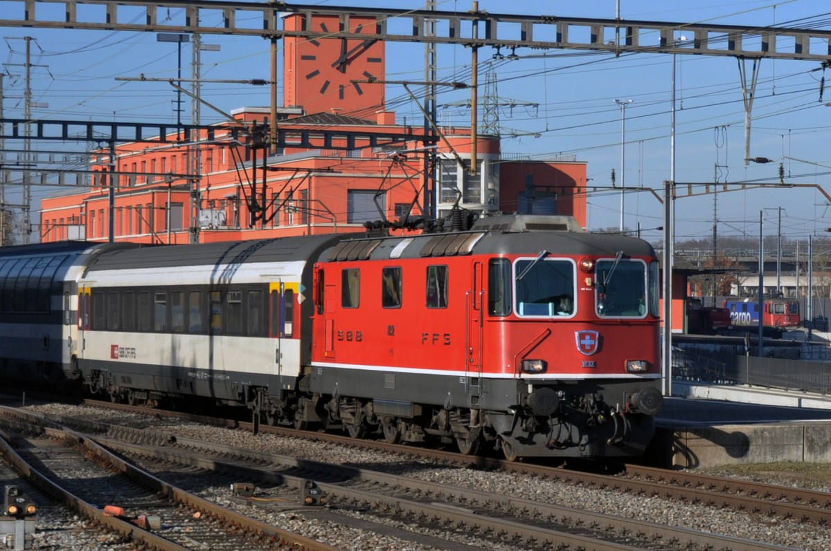 Re 4/4 II 11132 durchfährt den Bahnhof Muttenz. Die Aufnahme stammt vom 09.12.2013.