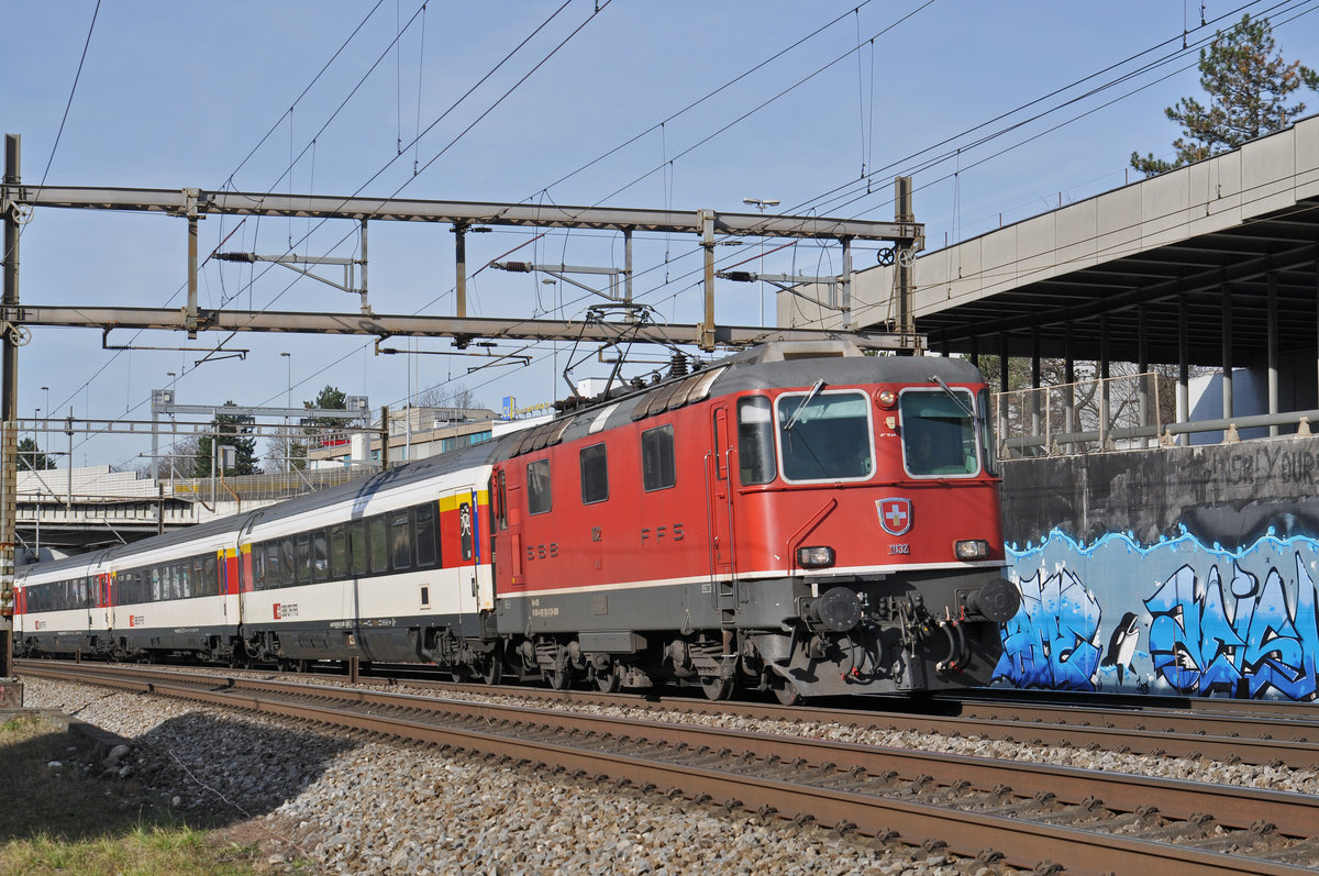 Re 4/4 II 11132 fährt Richtung Bahnhof Muttenz. Die Aufnahme stammt vom 24.01.2018.