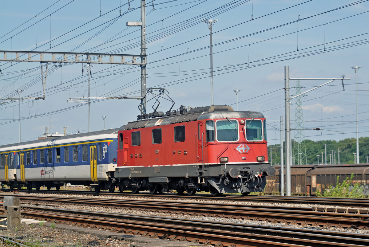 Re 4/4 II 11133 durchfährt den Bahnhof Muttenz. Die Aufnahme stammt vom 24.08.2017.