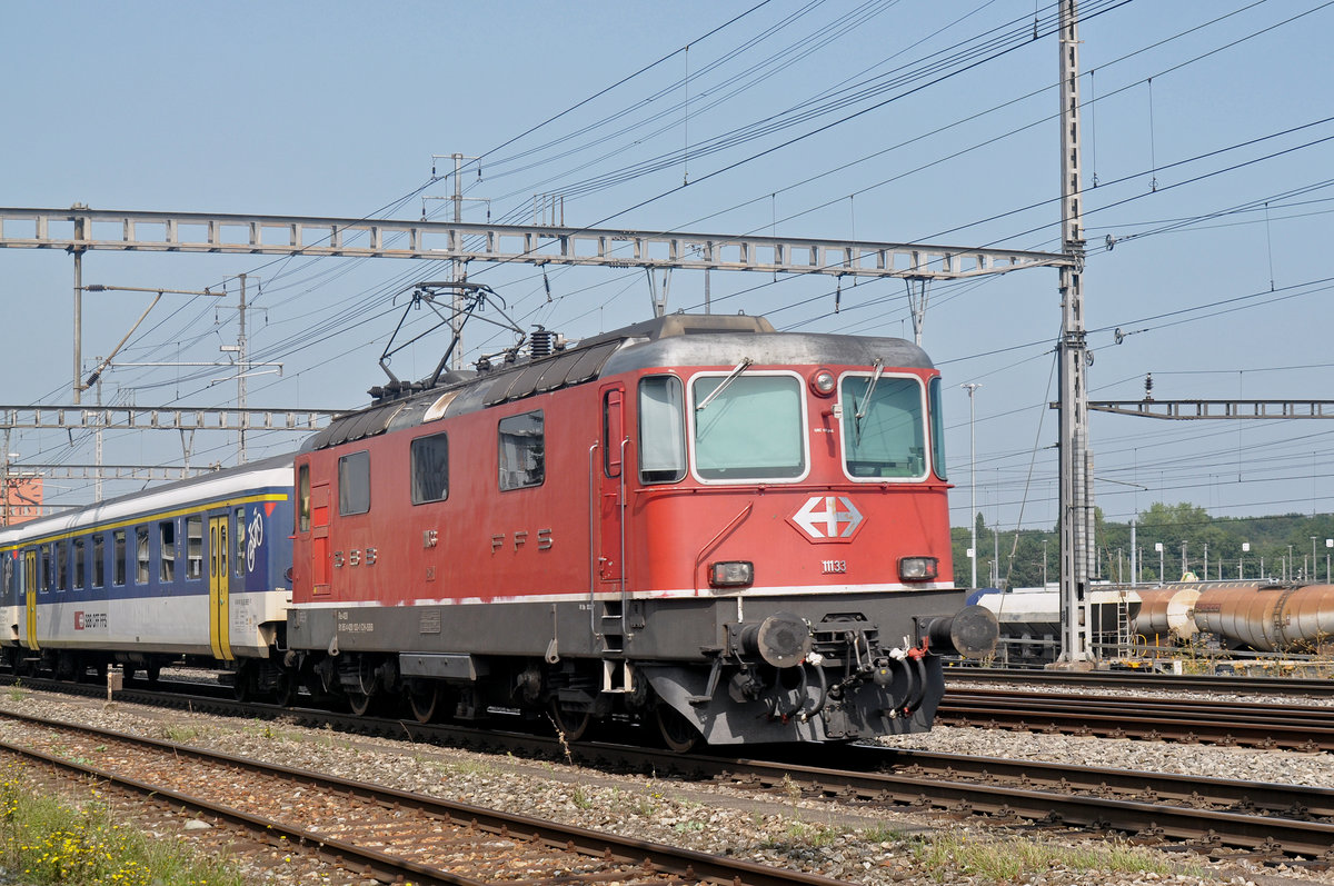 Re 4/4 II 11133 durchfährt den Bahnhof Muttenz. Die Aufnahme stammt vom 28.08.2017.