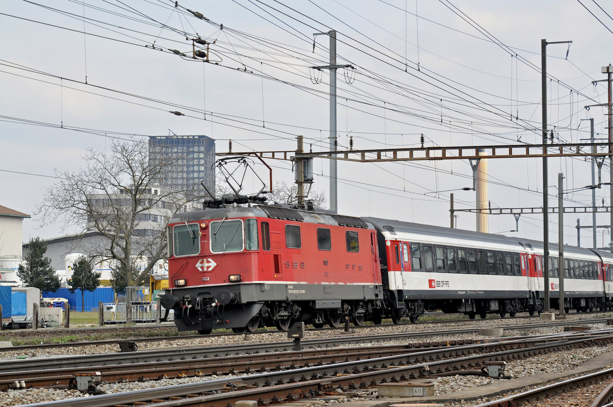 Re 4/4 II 11133 durchfährt den Bahnhof Pratteln. Die Aufnahme stammt vom 27.02.2018.