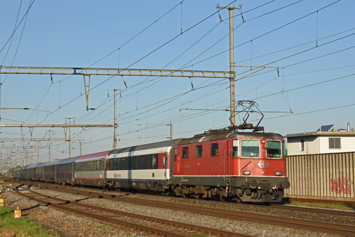 Re 4/4 II 11133 durchfährt den Bahnhof Rheinfelden. Die Aufnahme stammt vom 11.09.2018.