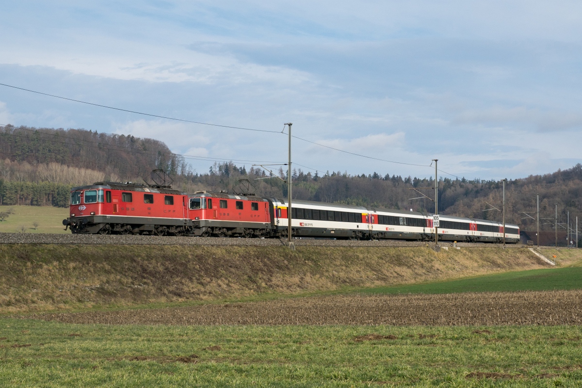 Re 4/4 II 11133 und Re 4/4 II 11127 ziehen am 30.01.2016 den IC 181 von Schaffhausen Richtung Zürich HB. Das Bild wurde bei Rafz aufgenommen.