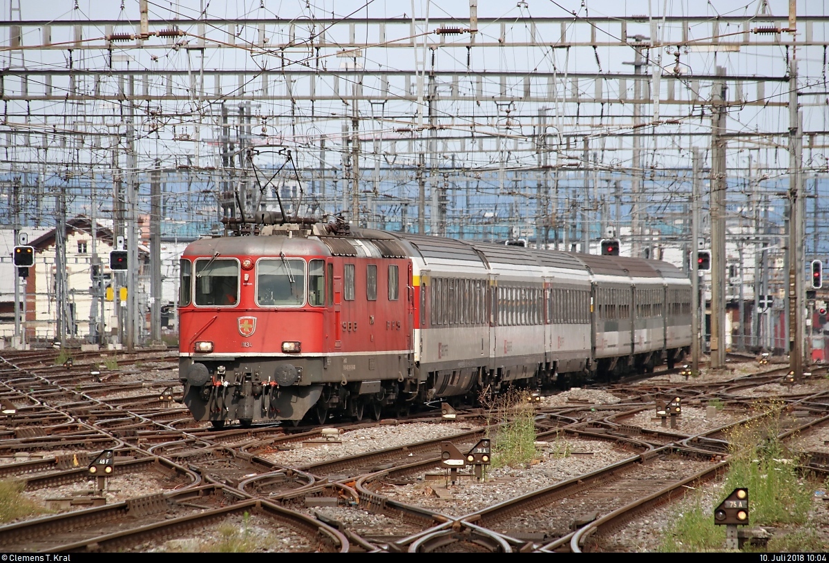 Re 4/4 II 11134 (420 134) SBB als IR 2363 (IR 17) von Bern (CH) erreicht seinen Endbahnhof Zürich HB (CH) auf Gleis 10.
[10.7.2018 | 10:04 Uhr]