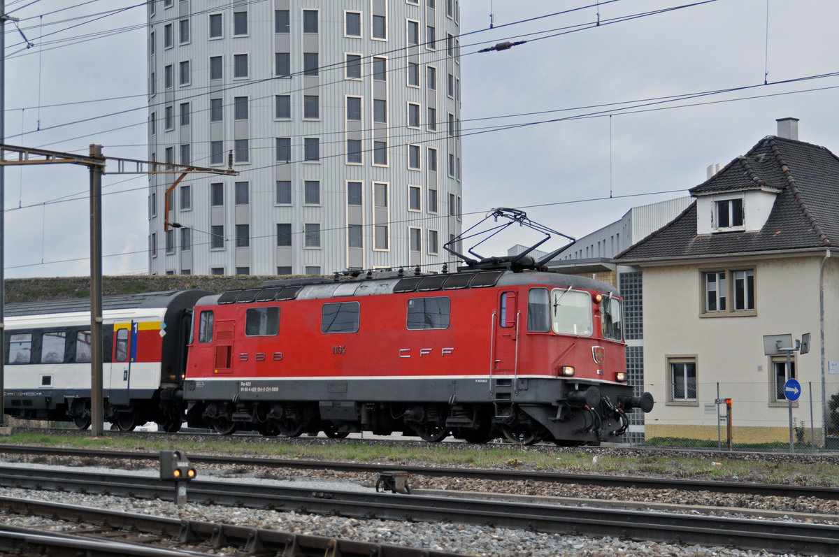 Re 4/4 II 11134 durchfährt den Bahnhof Pratteln. Die Aufnahme stammt vom 04.03.2017.