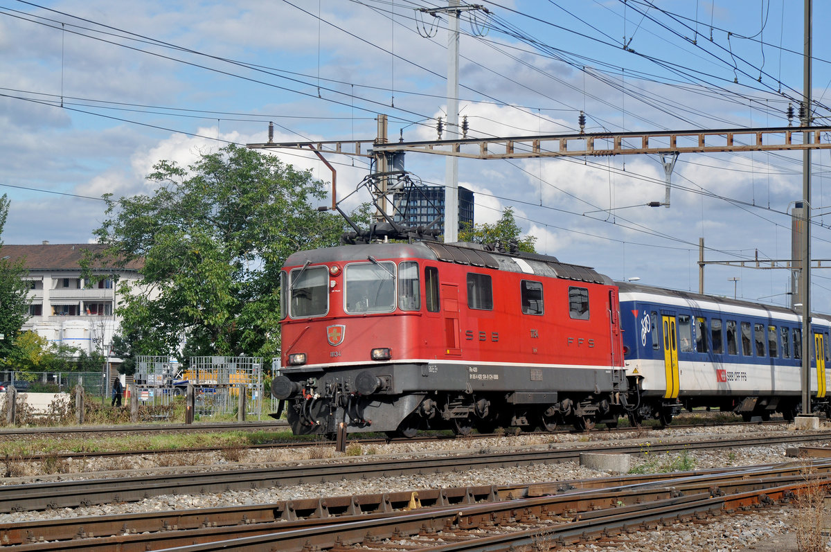 Re 4/4 II 11134 durchfährt den Bahnhof Pratteln. Die Aufnahme stammt vom 18.09.2017.