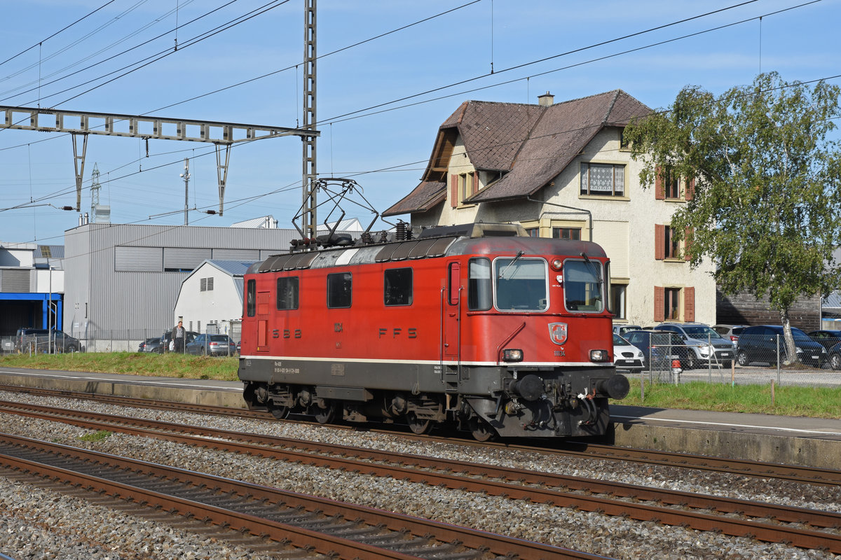 Re 4/4 II 11134 durchfährt den Bahnhof Rupperswil. Die Aufnahme stammt vom 10.09.2019.