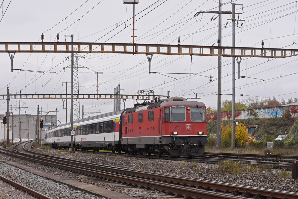 Re 4/4 II 11134 durchfährt den Bahnhof Pratteln. Die Aufnahme stammt vom 04.11.2020.
