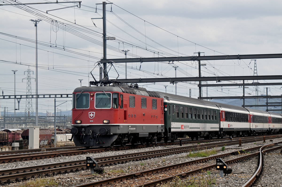 Re 4/4 II 11135 durchfährt den Bahnhof Muttenz. Die Aufnahme stammt vom 08.09.2017.