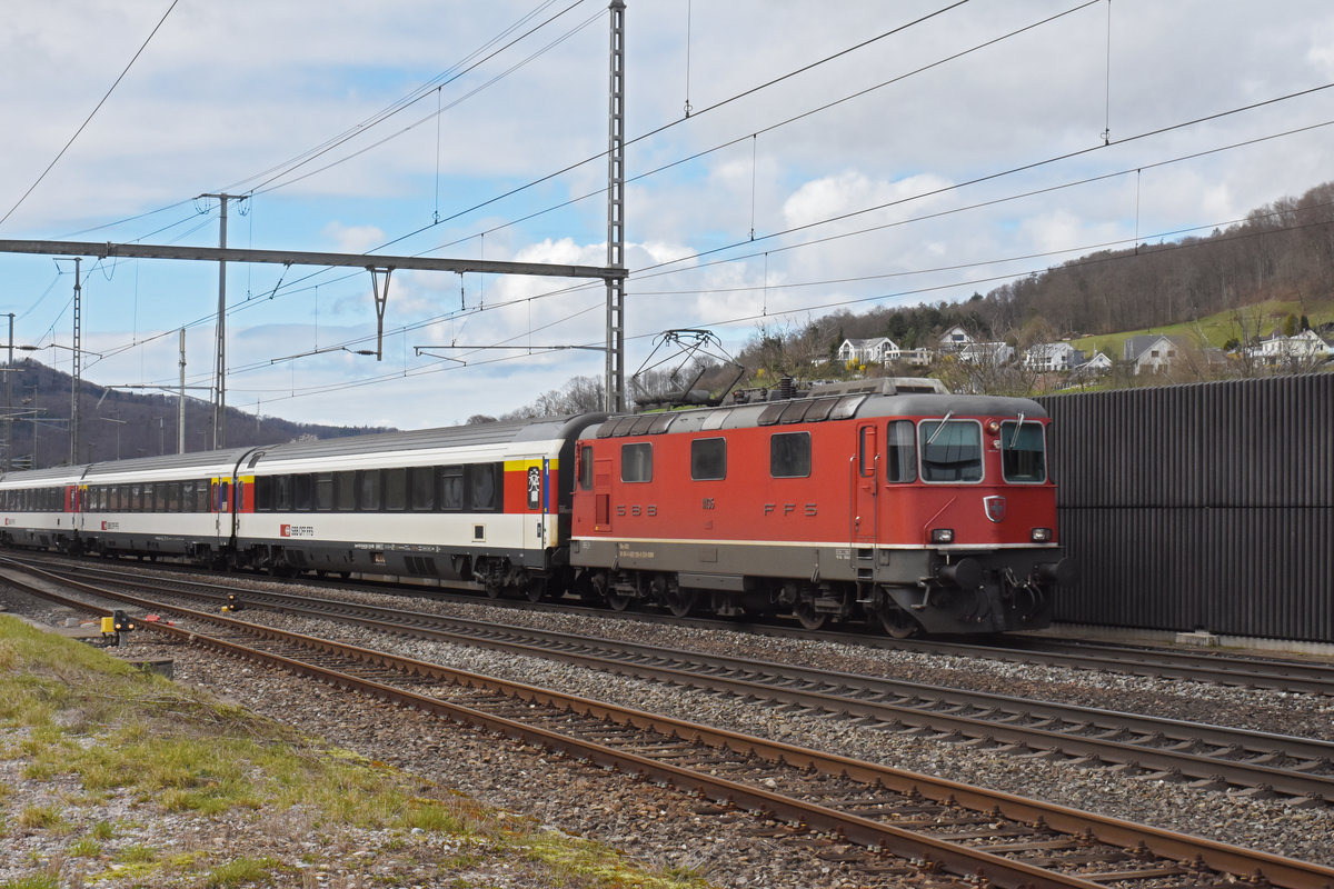 Re 4/4 II 11135 durchfährt den Bahnhof Gelterkinden. Die Aufnahme stammt vom 11.03.2020.