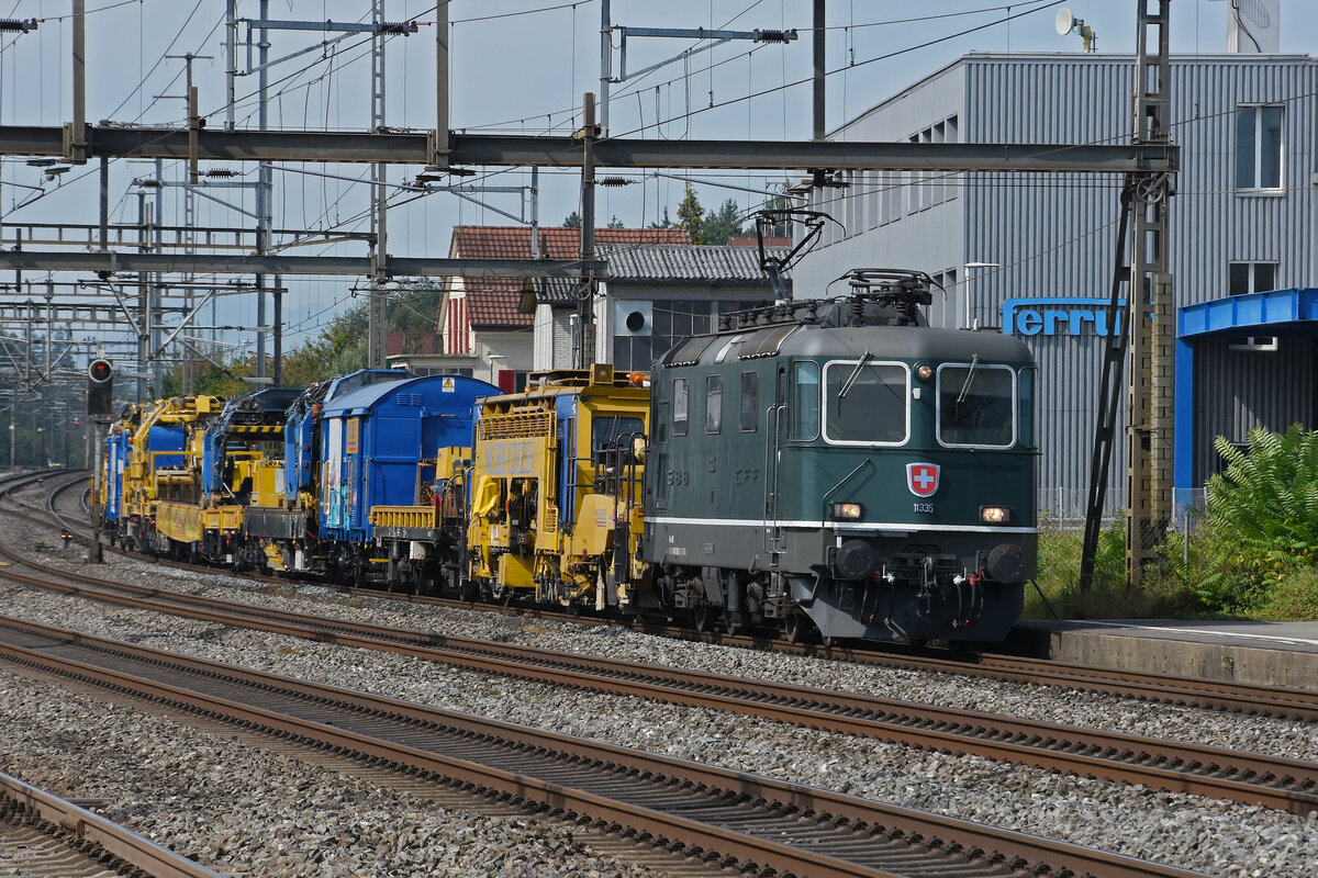 Re 4/4 II 11135 durchfährt den Bahnhof Rupperswil. Die Aufnahme stammt vom 07.09.2021.