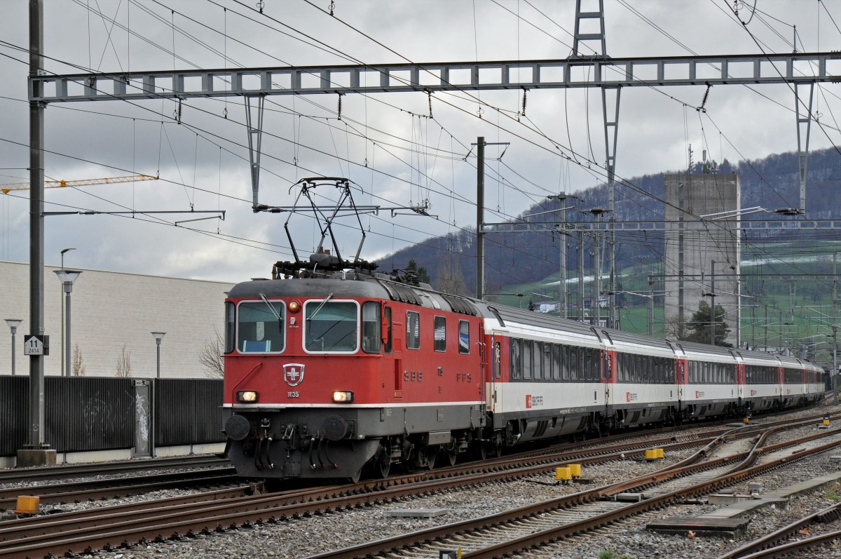Re 4/4 II 11135 durchfährt den Bahnhof Sissach. Die Aufnahme stammt vom 23.11.2015.