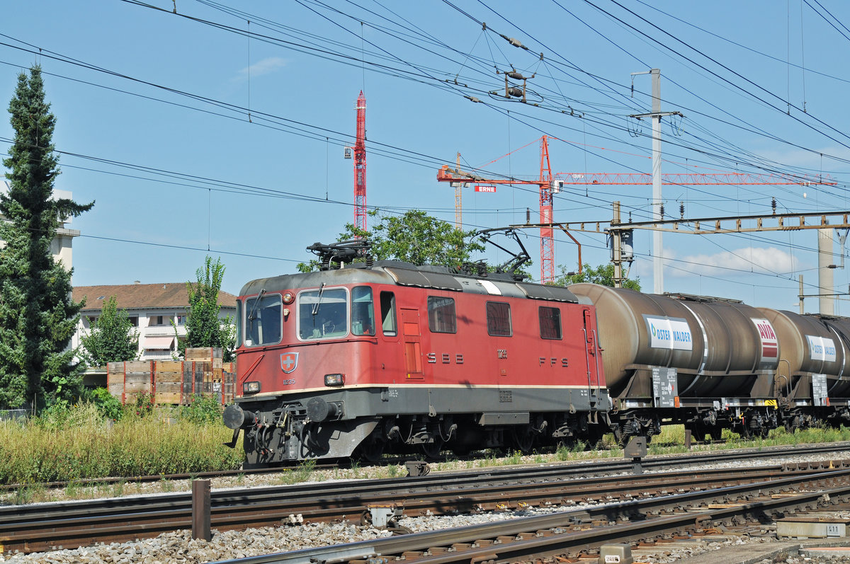 Re 4/4 II 11135 durchfährt den Bahnhof Pratteln. Die Aufnahme stammt vom 03.08.2016.