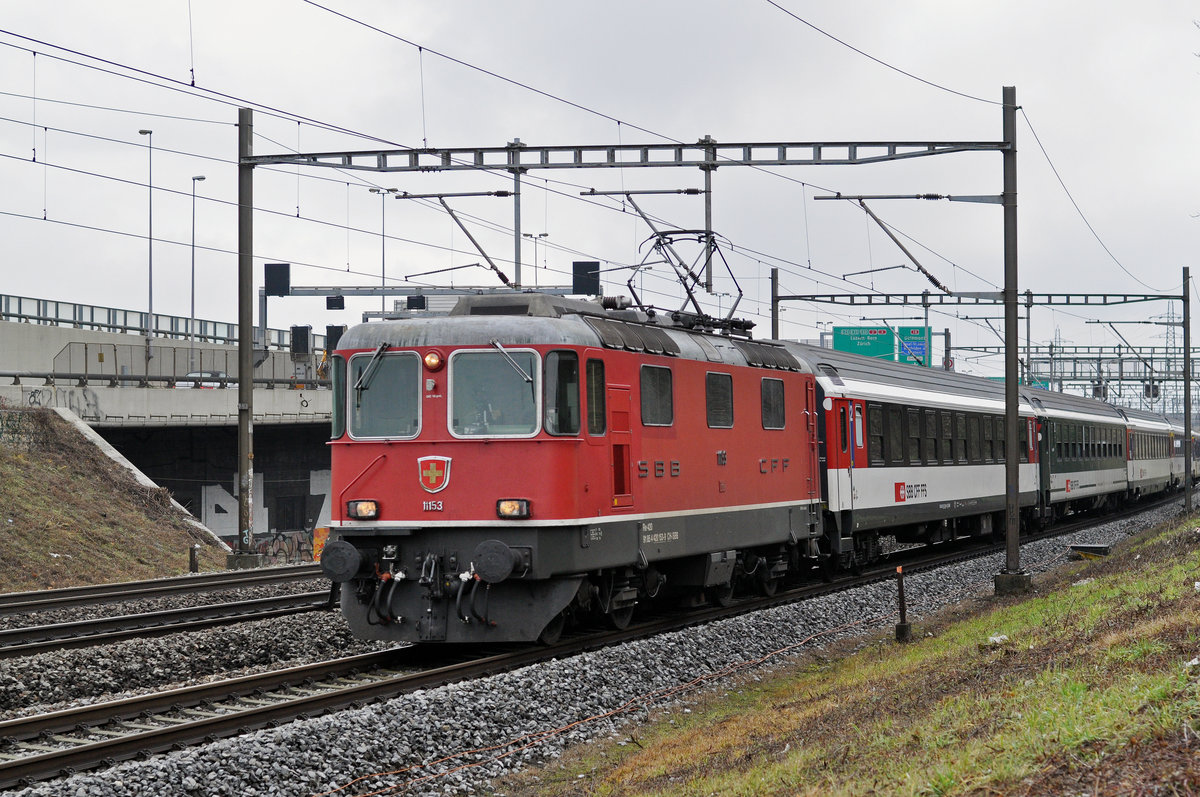 Re 4/4 II 11135 fährt Richtung Bahnhof SBB. Die Aufnahme stammt vom 20.12.2017.